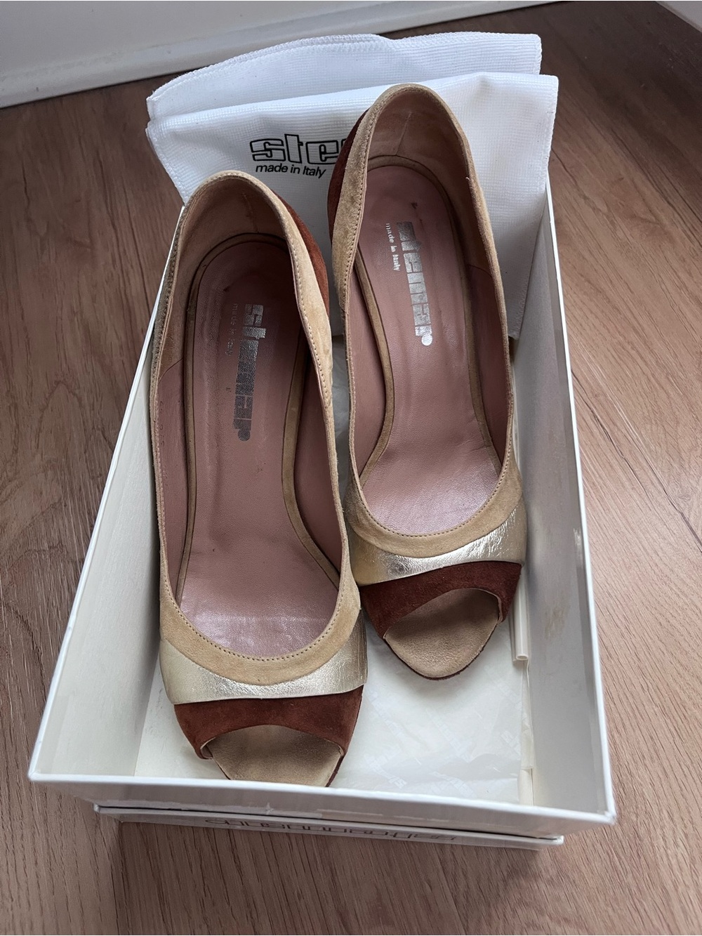 Stemar Peep Toe Leather Pumps in Brown and Gold